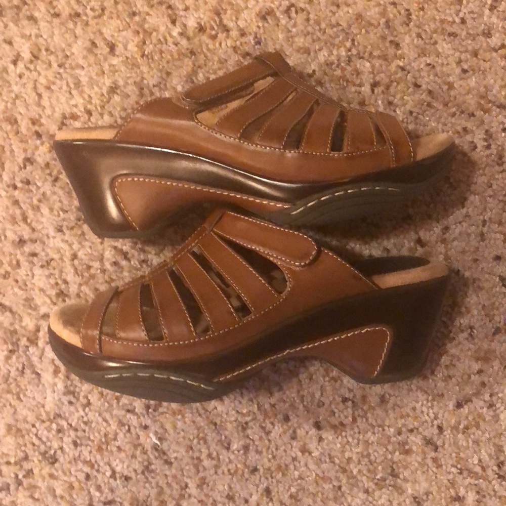 White Mountain sandals - Picture 3 of 3